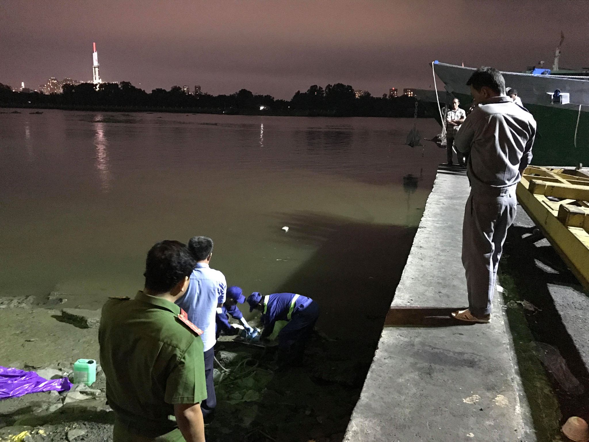 Tin nhanh - Hoảng hồn phát hiện thi thể nam giới  trôi trên sông Sài Gòn