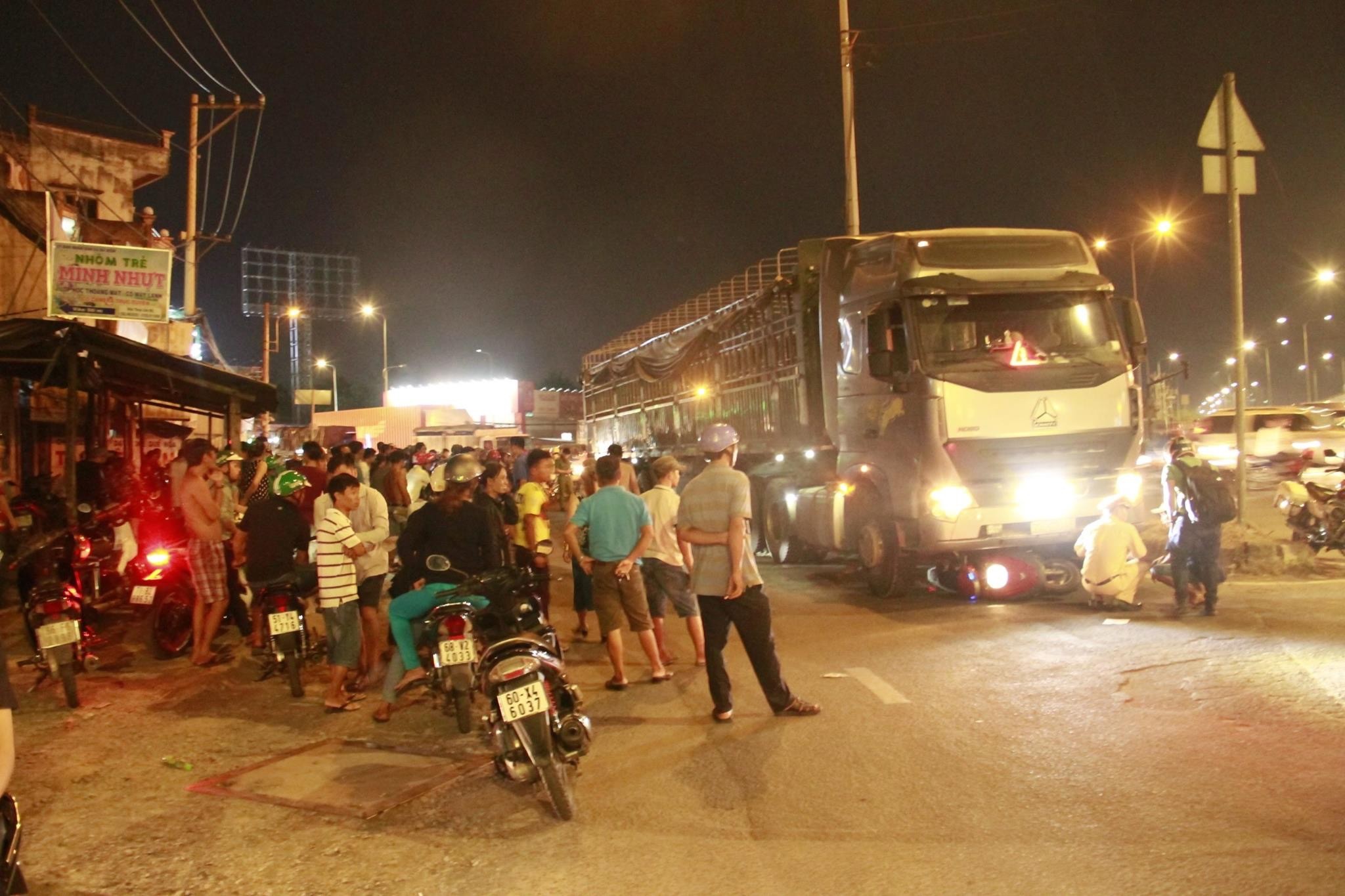 Tin nhanh - Xe máy va chạm xe container, 2 người tử vong (Hình 2).