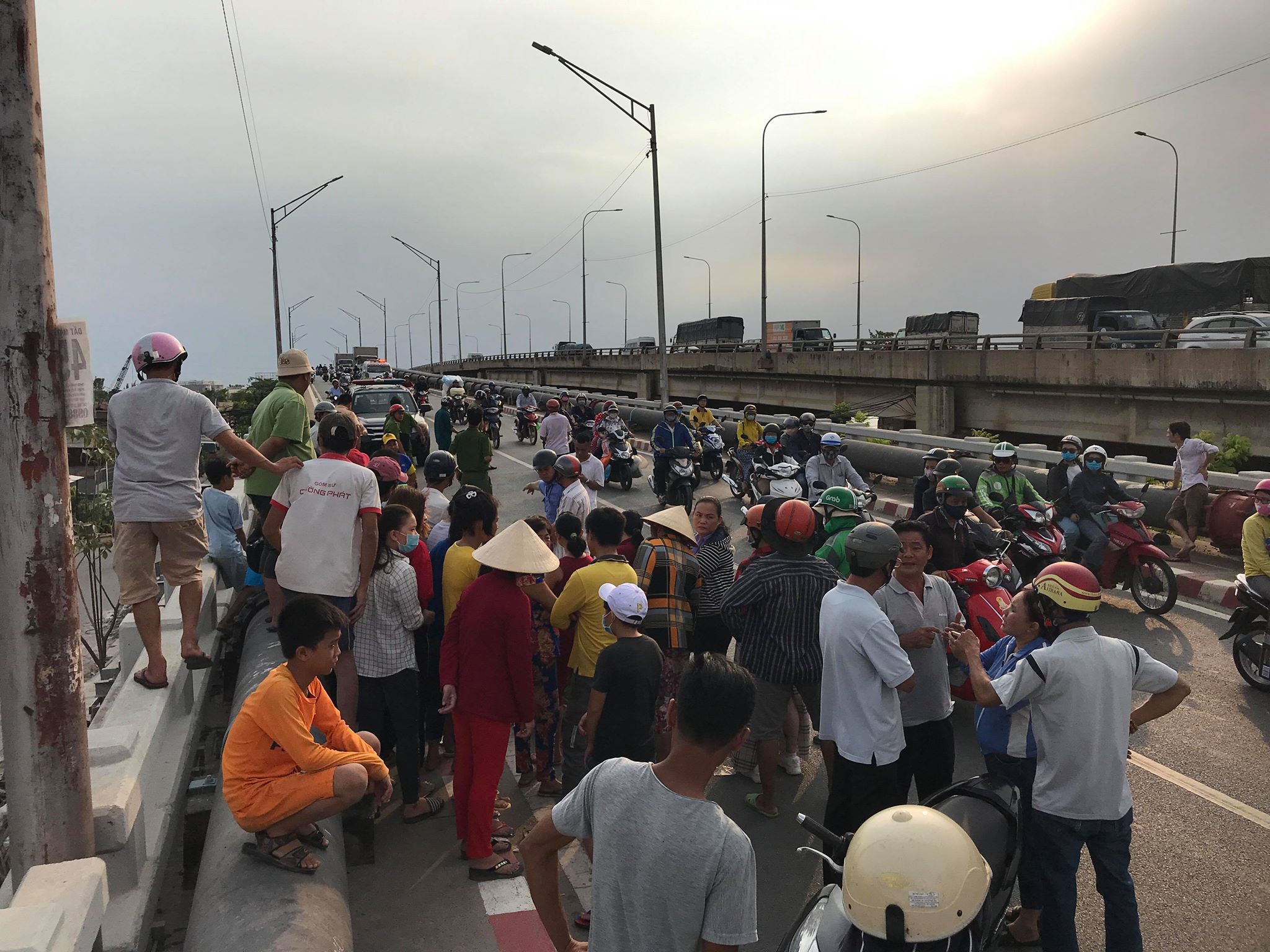 Tin nhanh - Đang chạy xe, người đàn ông ngã xuống đường tử vong  (Hình 2).