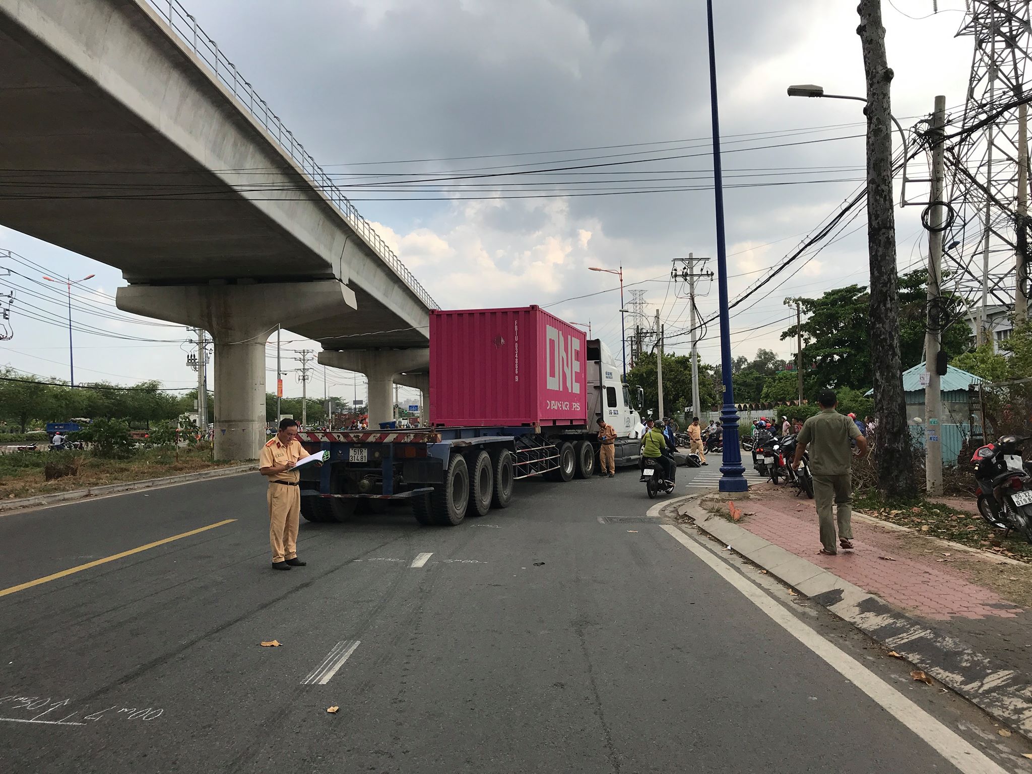 Tin nhanh - Hiện trường vụ tai nạn hai người phụ nữ thương vong dưới bánh xe container (Hình 3).