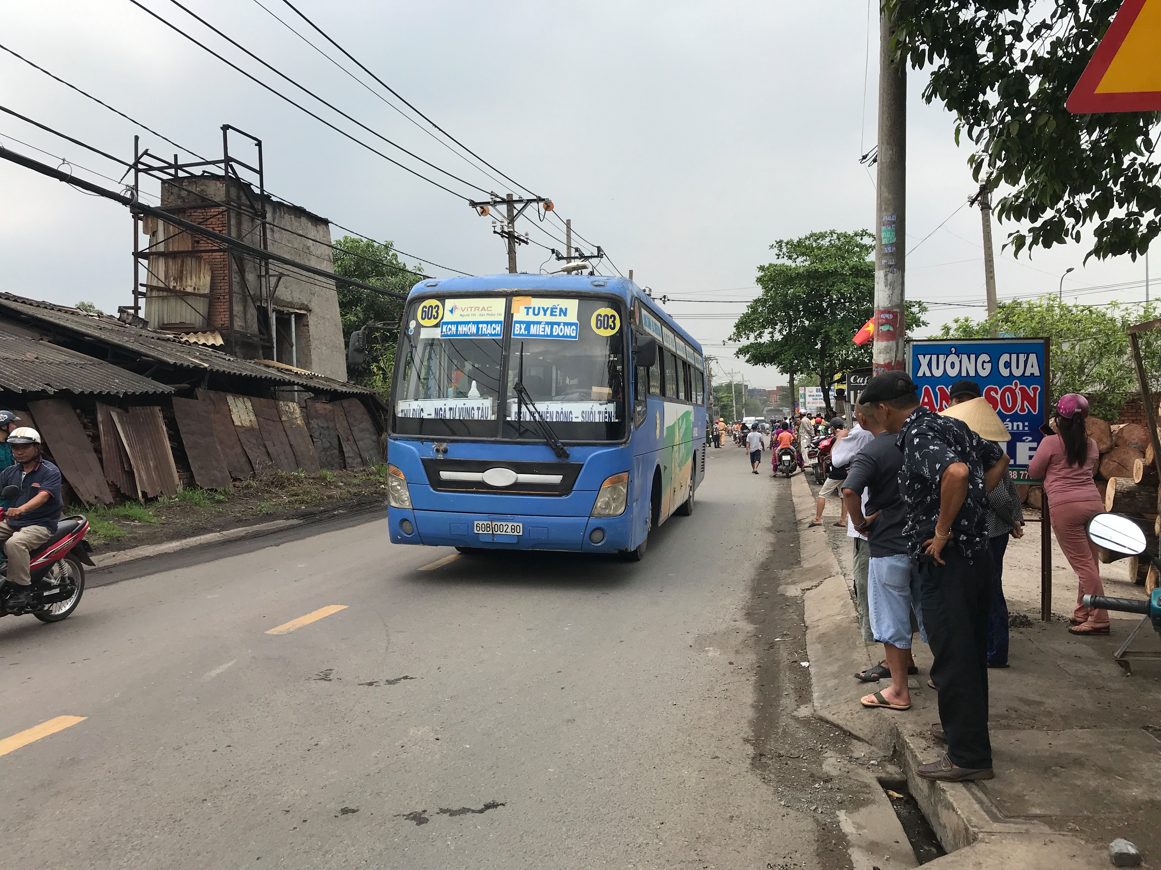 Tin nhanh - TP.HCM: Xe buýt chạy sai lộ trình cán chết người đi xe máy (Hình 2).