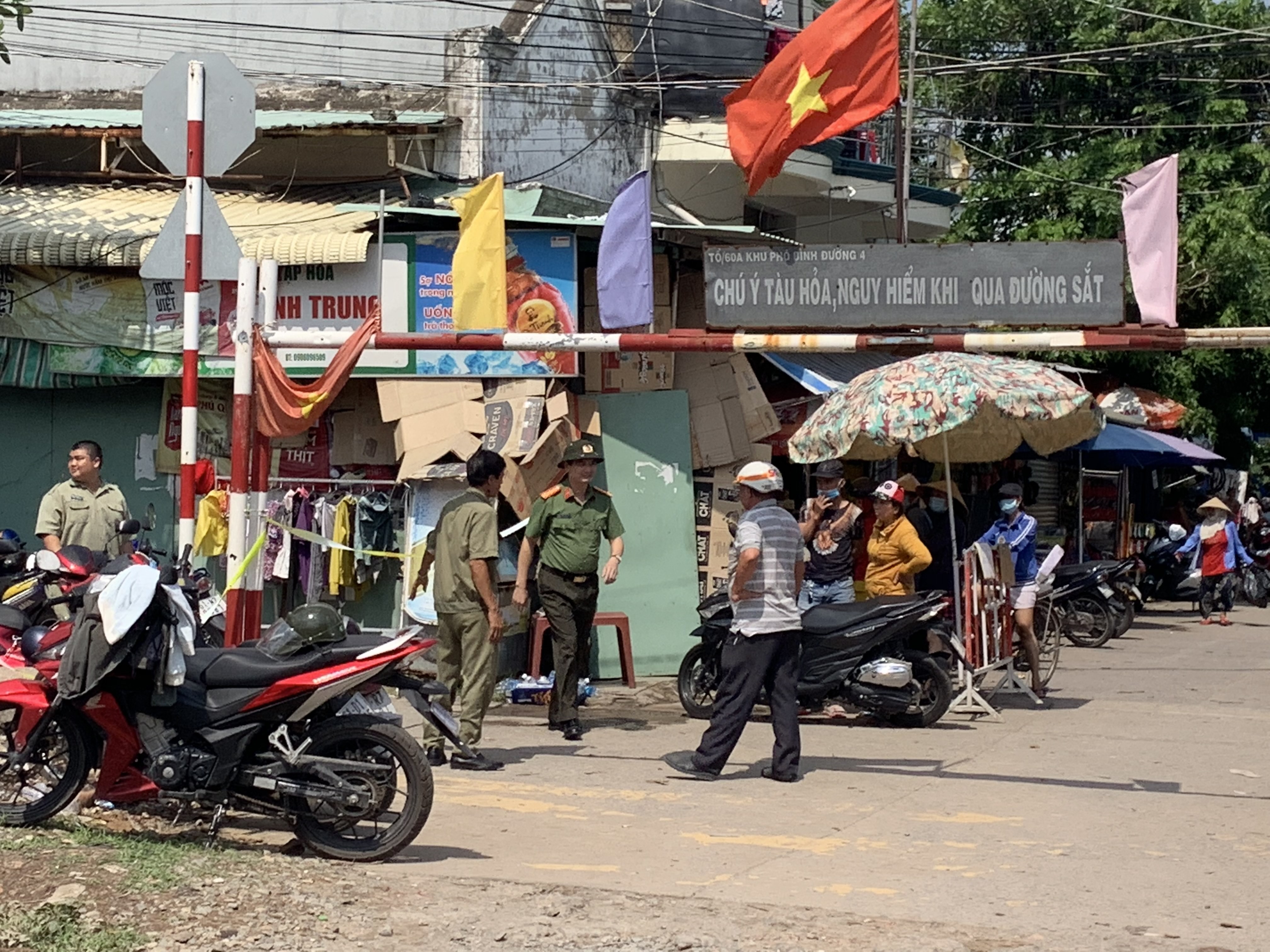 An ninh - Hình sự - Vụ cả gia đình tử vong tại Bình Dương: Thi thể người mẹ và con gái có nhiều vết thương (Hình 2).