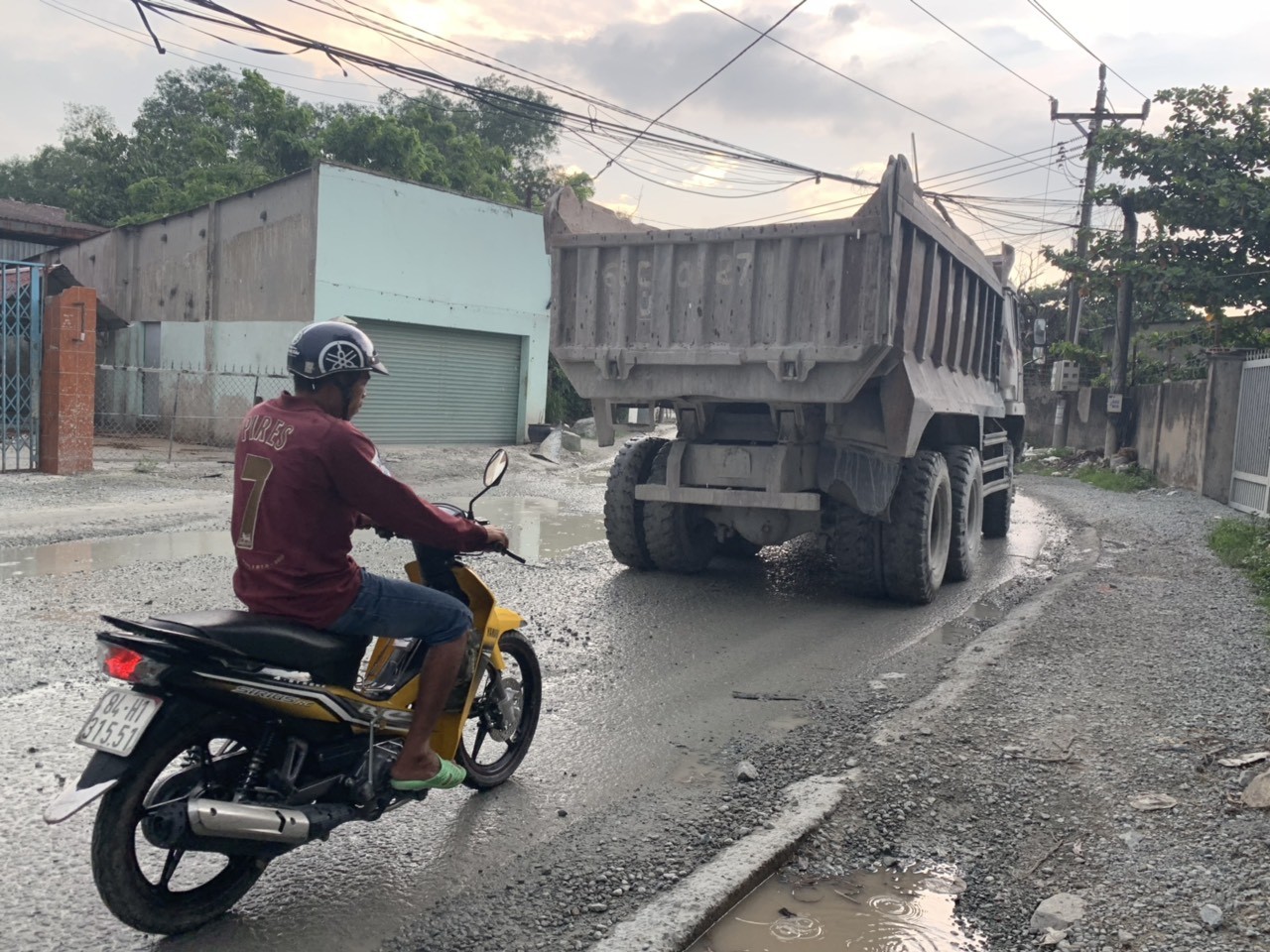 Môi trường - Nỗi ám ảnh của những người sống cạnh 'đại công trường' khai thác đá Tân Đông Hiệp (Hình 2).