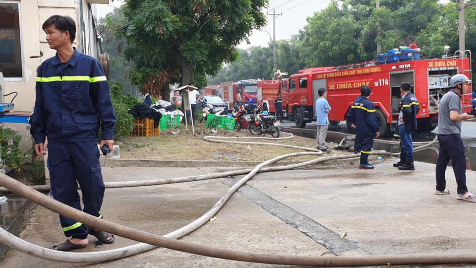 Tin nhanh - Cháy lớn trong khu công nghiệp Sóng Thần 2, hàng chục người tháo chạy