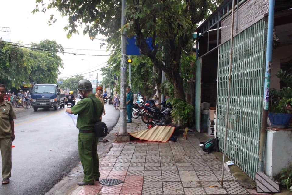 Tin nhanh - Lao thẳng vào cột đèn trong cơn mưa lớn, hai thanh niên thương vong