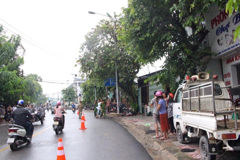 Tin nhanh - Lao thẳng vào cột đèn trong cơn mưa lớn, hai thanh niên thương vong (Hình 2).