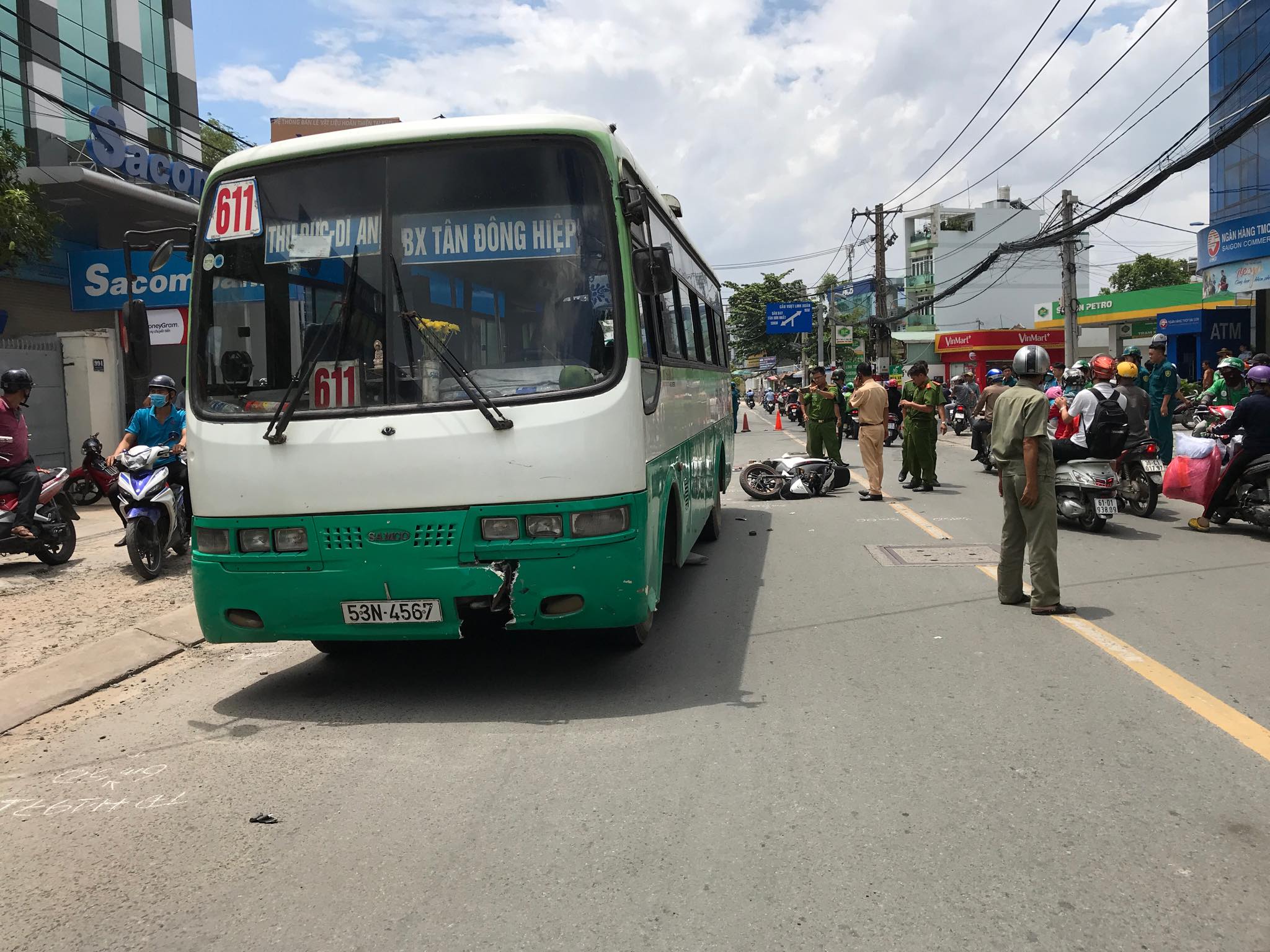 Tin nhanh - Thương tâm: Va chạm với xe buýt, cô gái chạy xe SH tử vong (Hình 3).