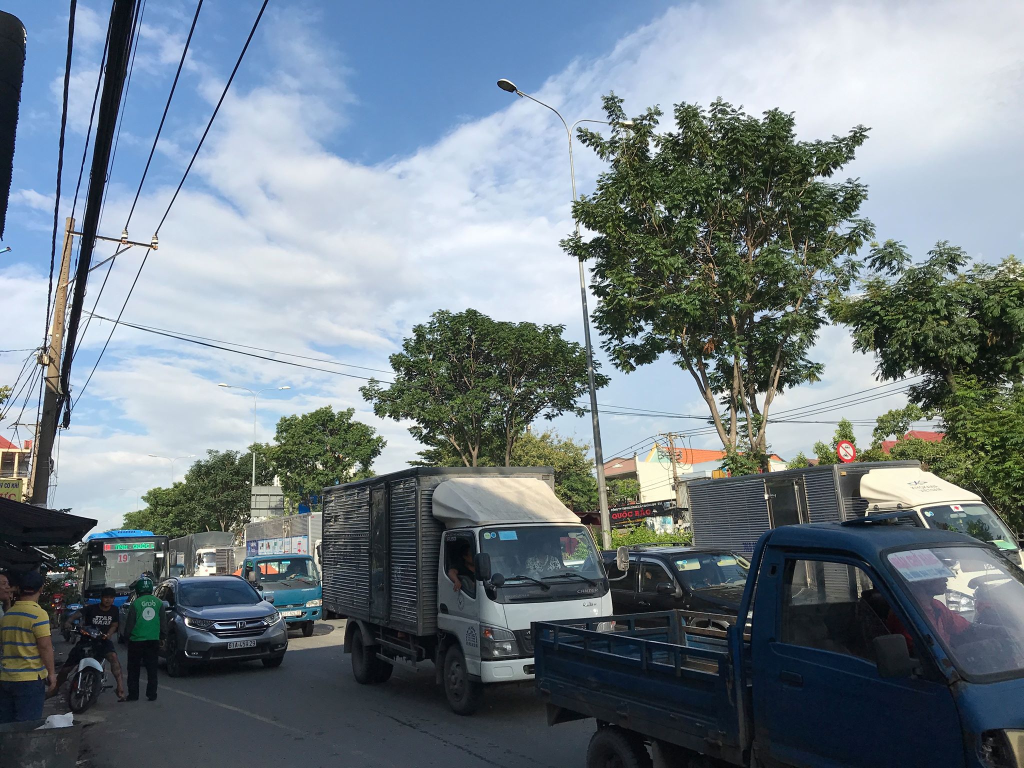 Tin nhanh - Ô tô Camry 'đại náo' quốc lộ, nhiều người tháo chạy (Hình 2).