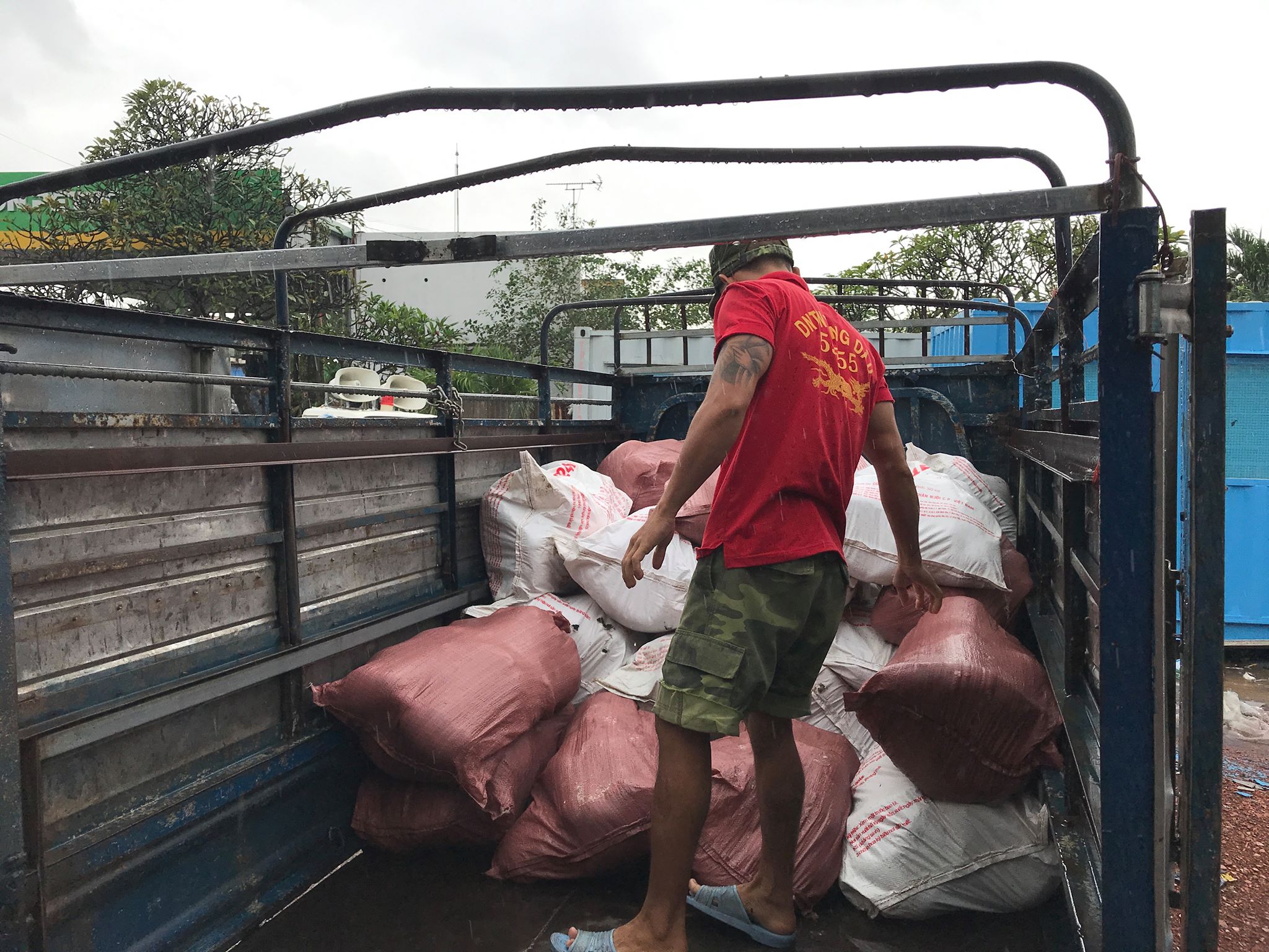 Tin nhanh - Kinh hãi phát hiện 3 thùng container chứa thịt lợn thối  (Hình 3).