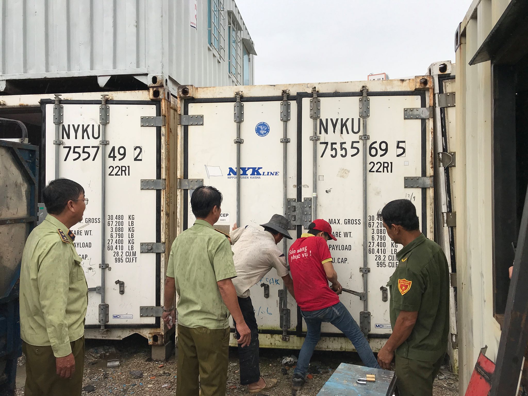 Tin nhanh - Kinh hãi phát hiện 3 thùng container chứa thịt lợn thối 