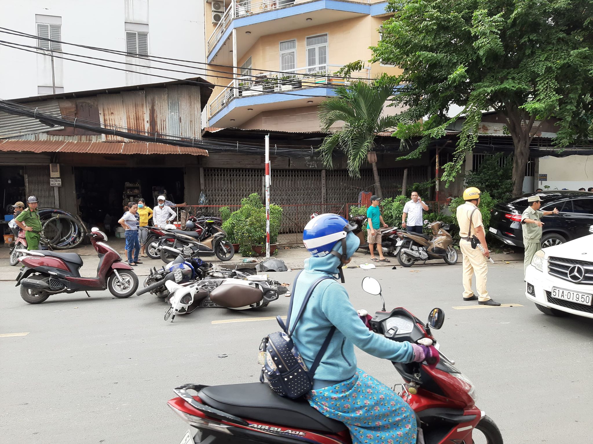 Tin nhanh - 'Xe điên' tông 2 người bị thương, ủi móp đầu 1 ô tô