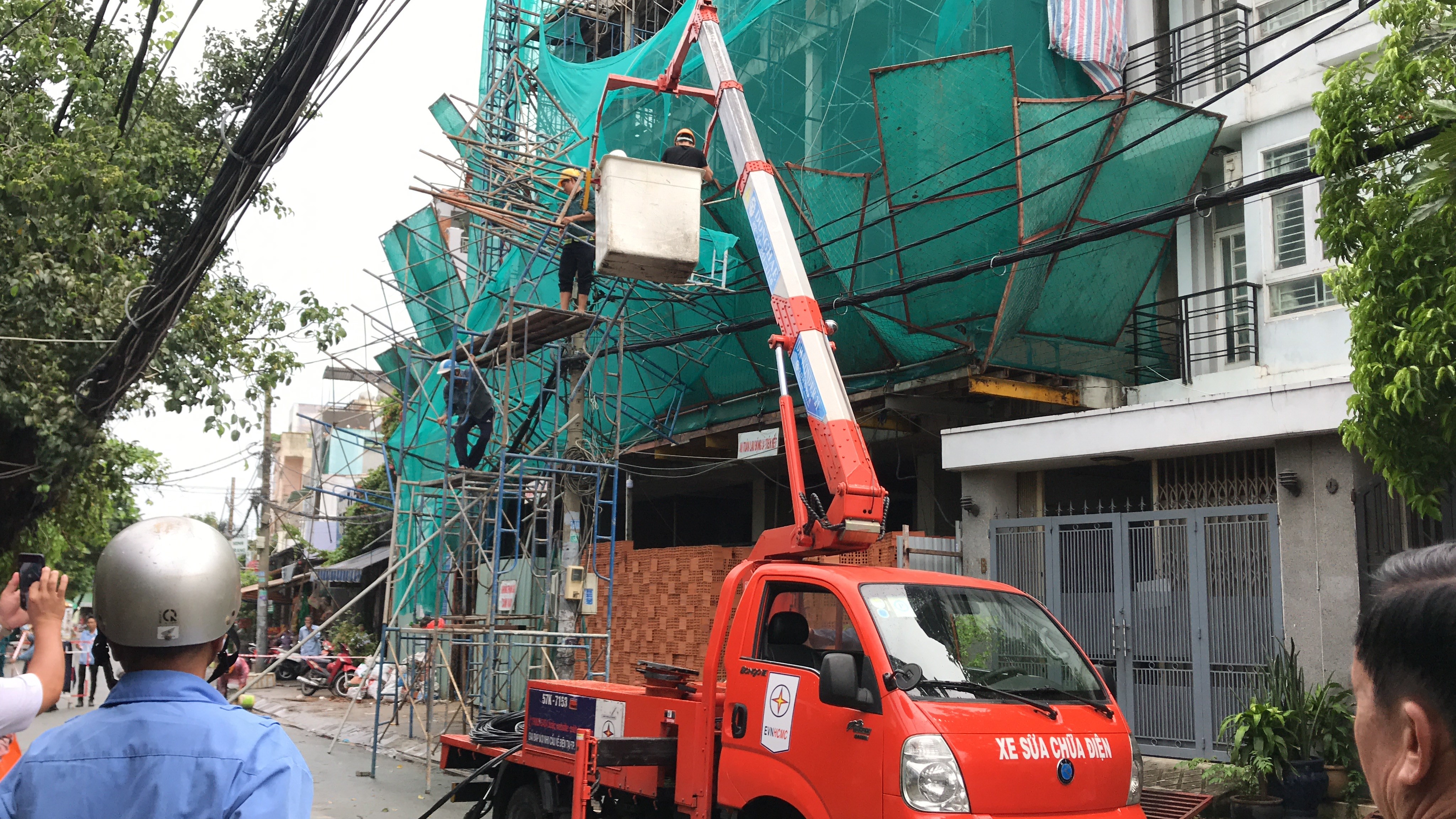 Tin nhanh - Mưa lớn cuốn bay nhiều giàn giáo, hàng chục người đi đường tháo chạy,