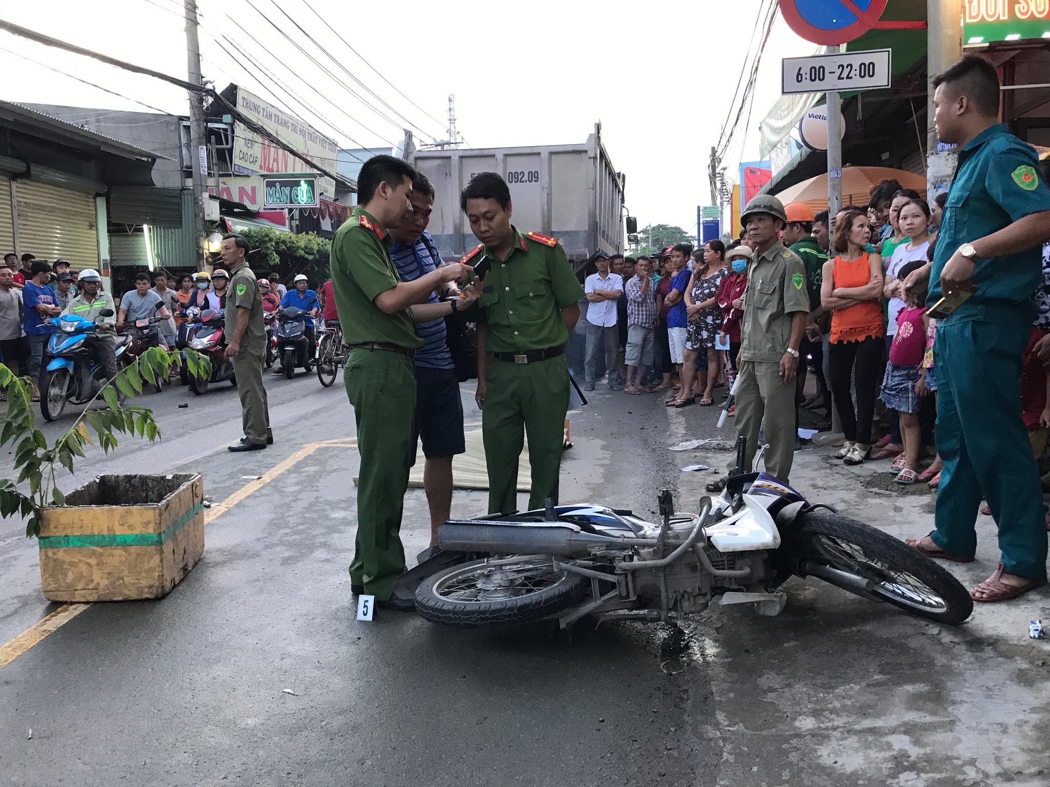 Tin nhanh - Chạy vào giờ cấm, xe ben cán chết một cô gái trẻ (Hình 2).