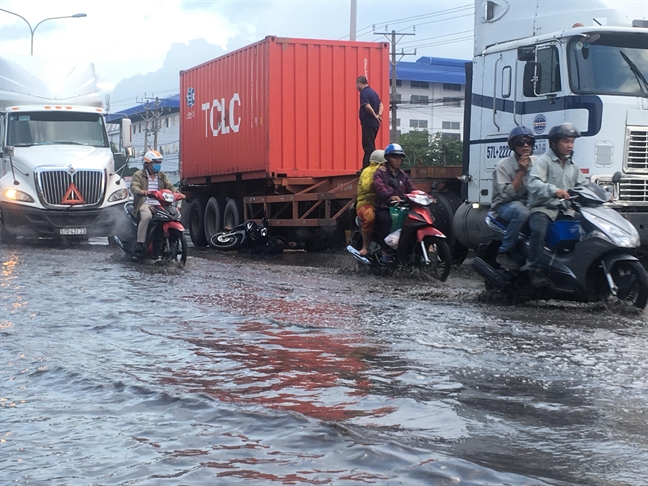 Mới- nóng - Clip: Hiện trường vụ người đàn ông tránh “ổ voi, ổ gà”  bị xe container cán chết tại Bình Dương