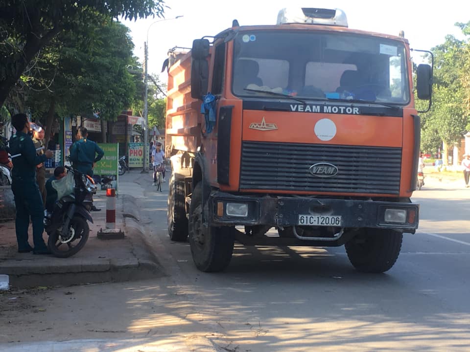 Tin nhanh - Nam thợ hồ bị xe cán tử vong khi chưa kịp ăn ổ bánh mì (Hình 2).