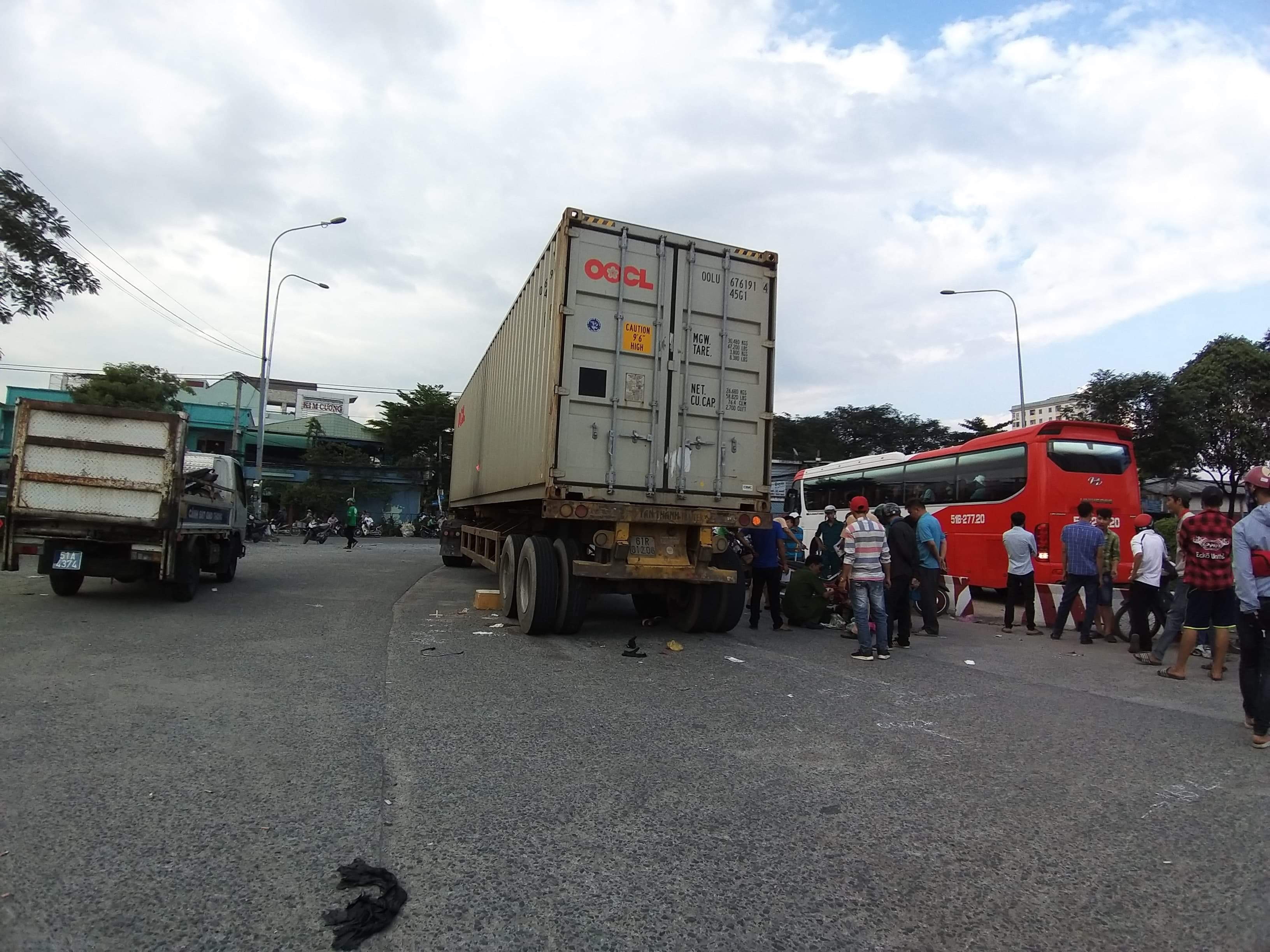 Tin nhanh - Va chạm với xe container, hai vợ chồng bị cán thương vong