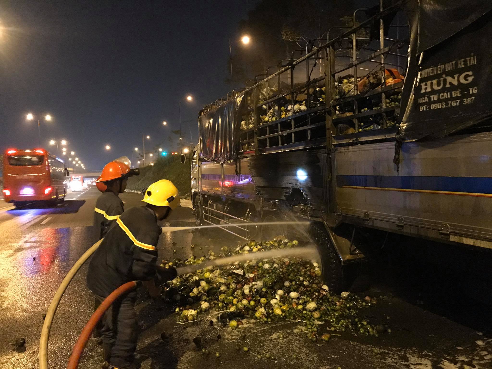 Tin nhanh - Xe chở trái cây bốc cháy ngùn ngụt trên xa lộ