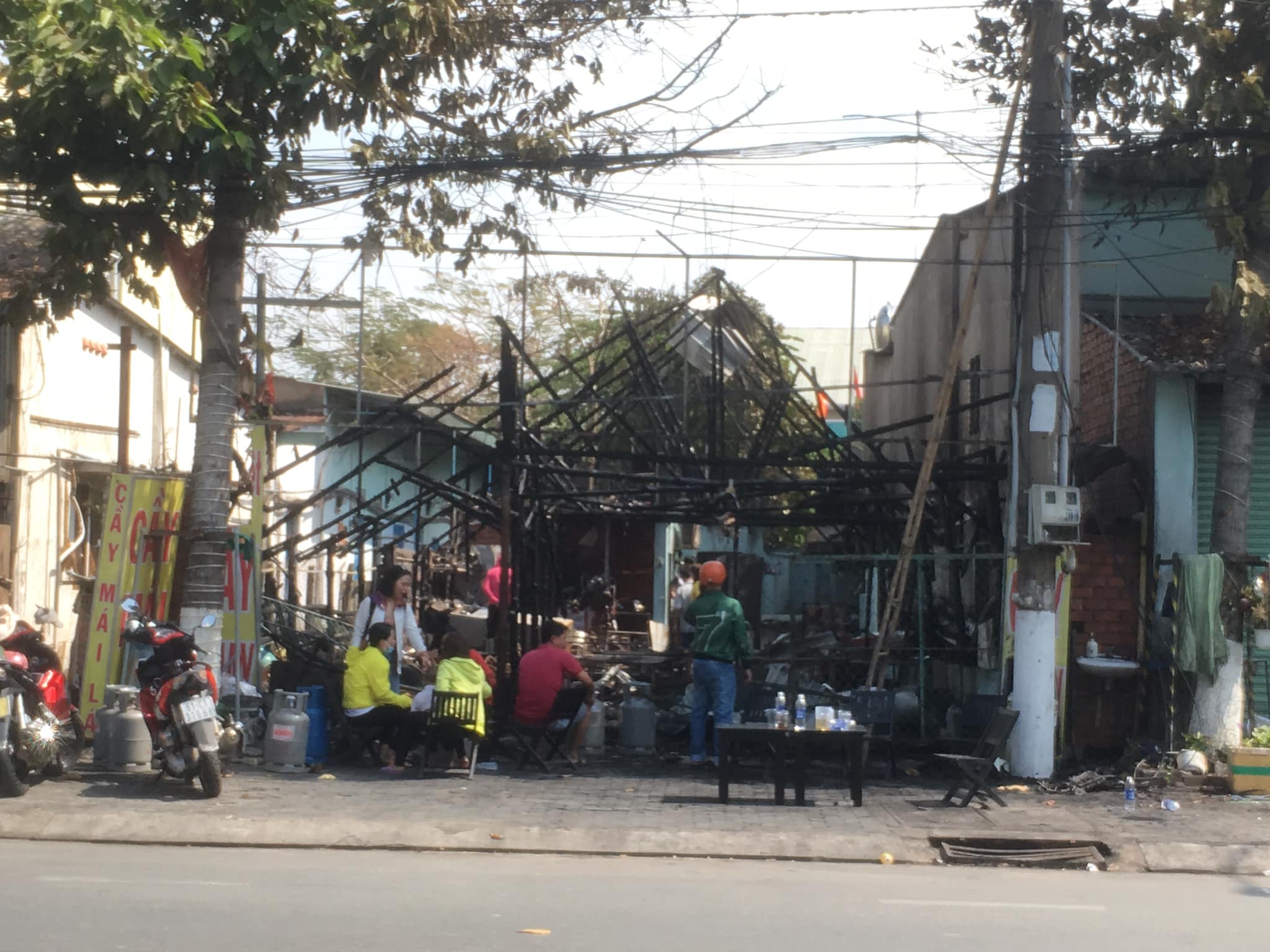 Tin nhanh - Quán thịt chó bốc cháy dữ dội, dân vác bình gas tháo chạy