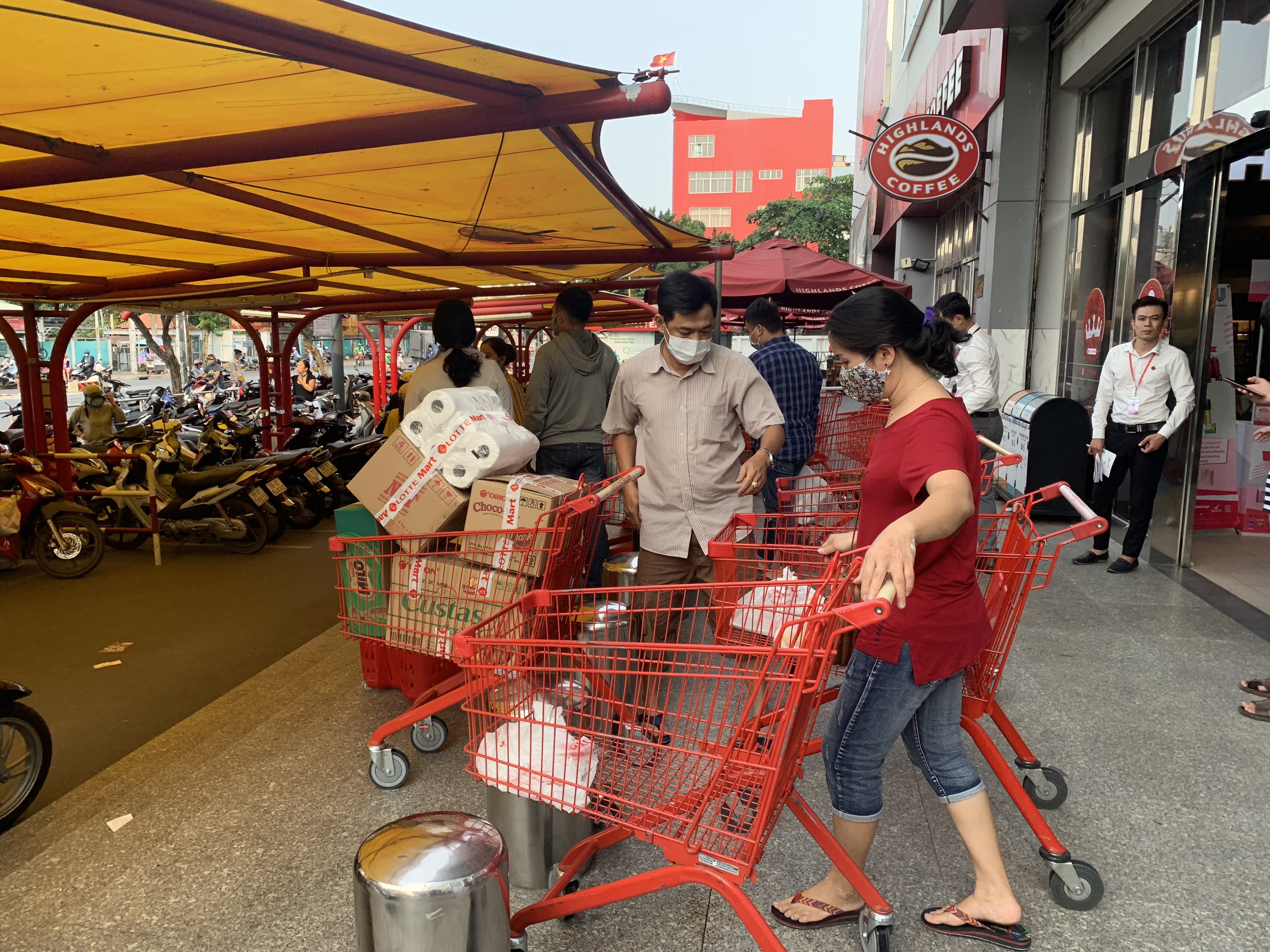 Tiêu dùng & Dư luận - TP.HCM: Siêu thị đầy ắp hàng dù người dân đổ dồn đi mua (Hình 12).