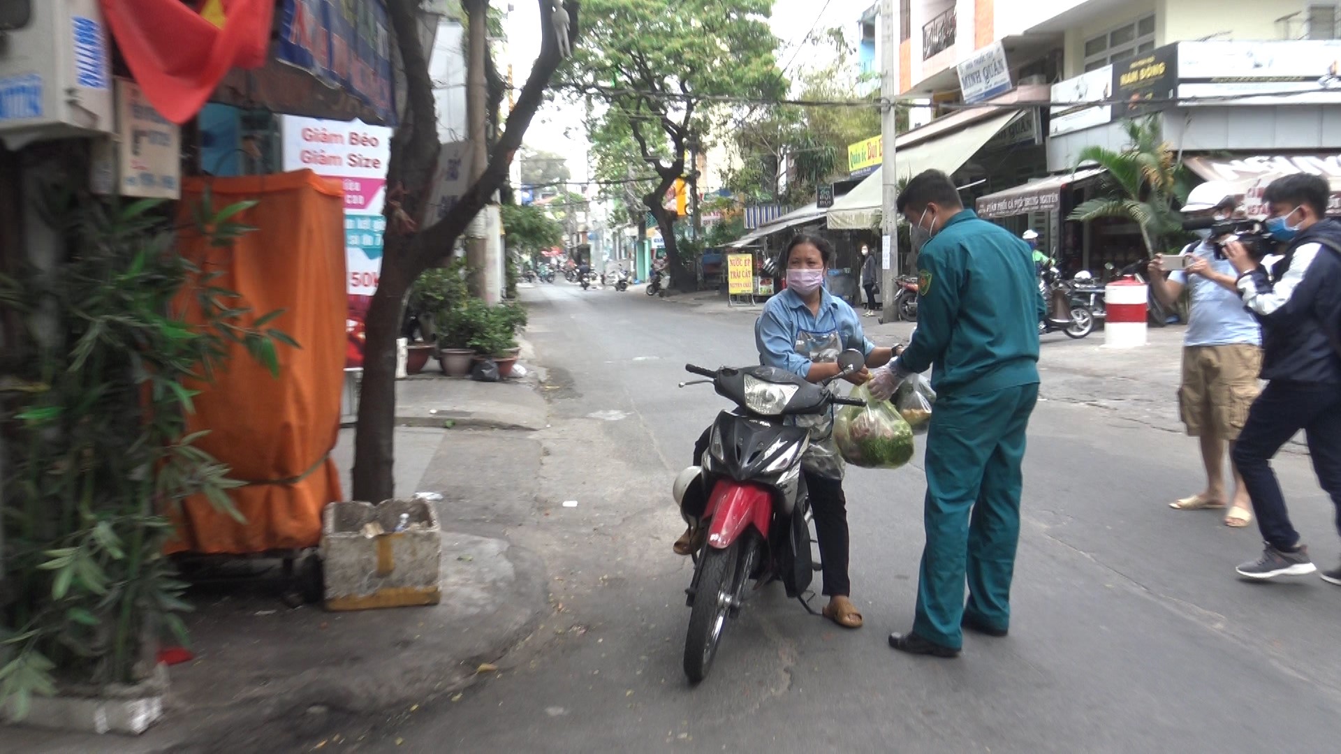 Tin nhanh - Cận cảnh chung cư Hoà Bình nơi cách ly hàng nghìn người để phòng dịch Covid-19 (Hình 9).