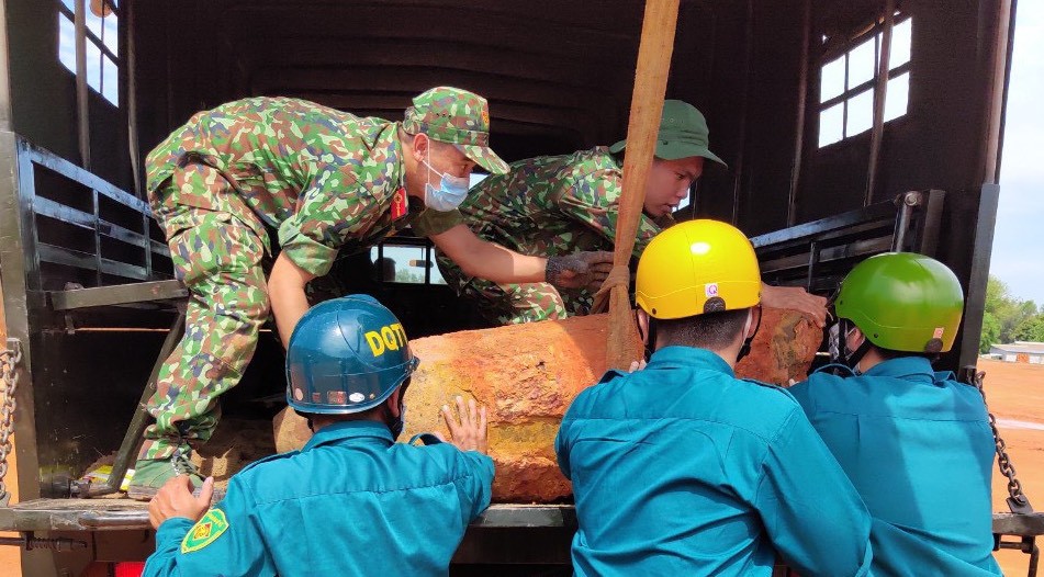 Tin nhanh - Bình Dương: Phát hiện quả bom B52 còn gần 200kg thuốc nổ (Hình 2).