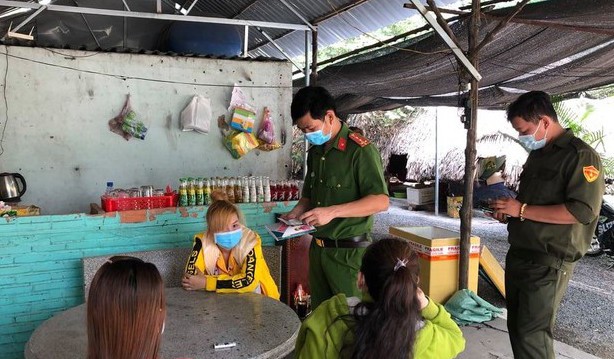 An ninh - Hình sự - Điều tra vụ người đàn ông chết bất thường trong quán cà phê chòi (Hình 2).