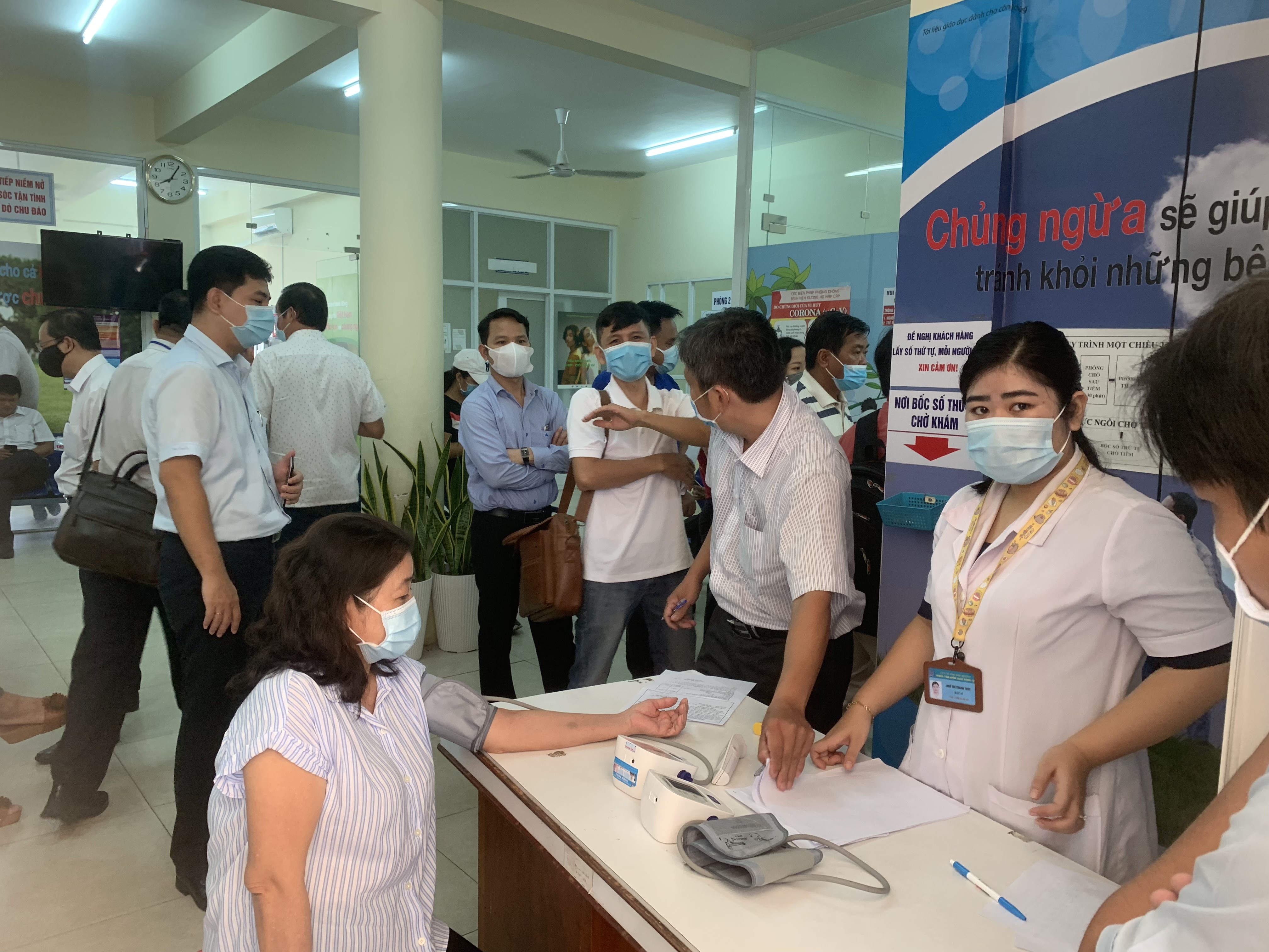 Sự kiện - Bình Dương: Tiêm vaccine phòng Covid-19 cho hơn 1.000 người (Hình 2).