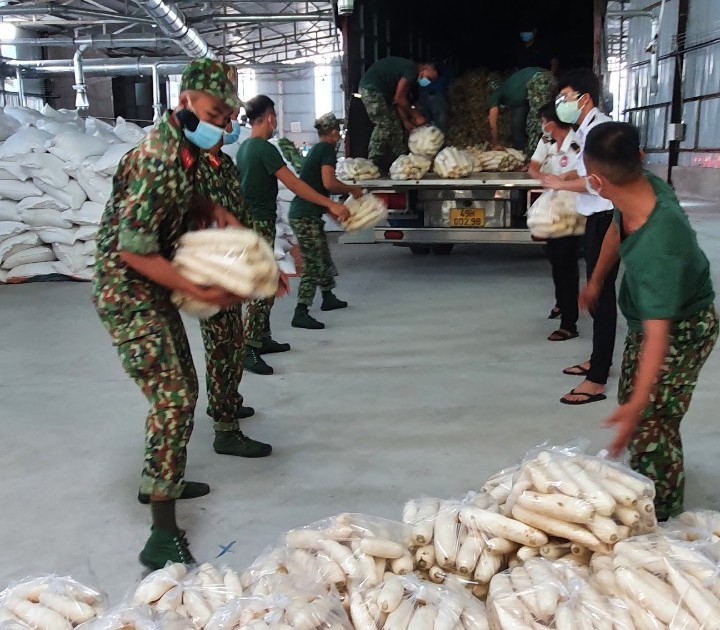 Dân sinh - Bộ đội vận chuyển gạo, đồ ăn cho dân vùng bị “khoá chặt, đông cứng' (Hình 5).