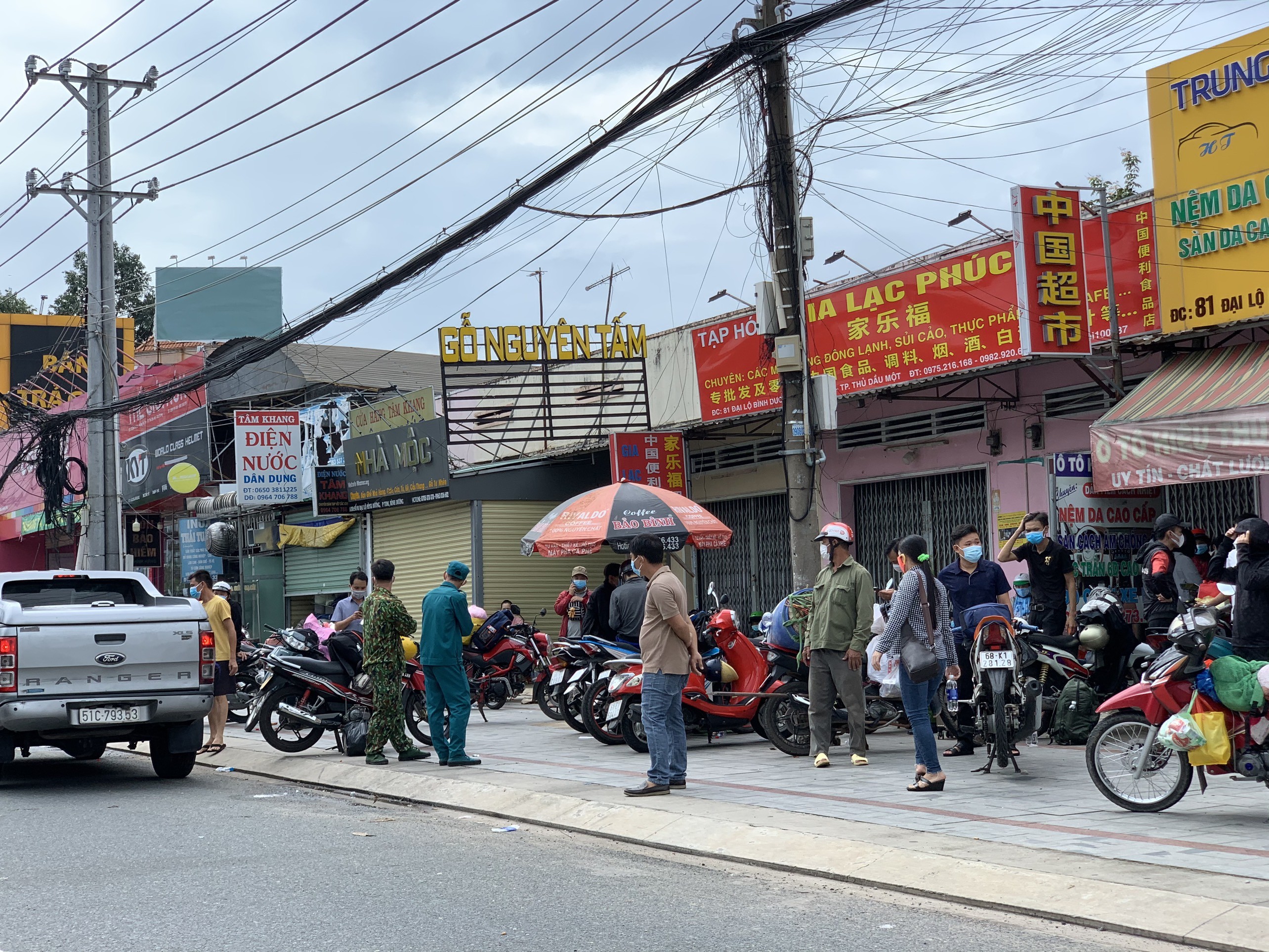 Dân sinh - Bình Dương: Hàng trăm người dân dầm mưa tại chốt chờ được về quê (Hình 5).