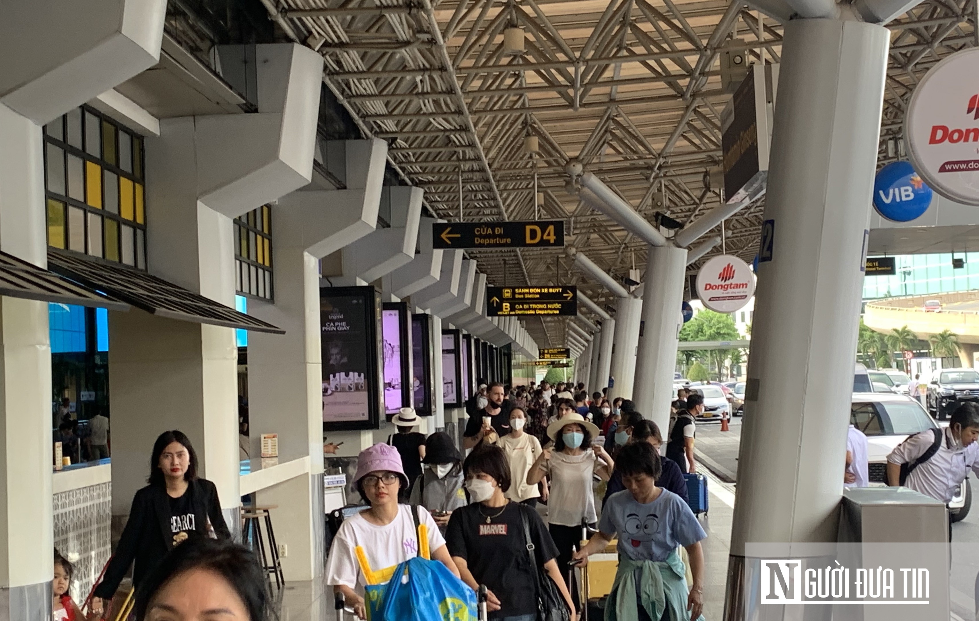 Sự kiện - Vẫn còn cảnh chèo kéo, bắt khách sai quy định tại sân bay Tân Sơn Nhất (Hình 4).