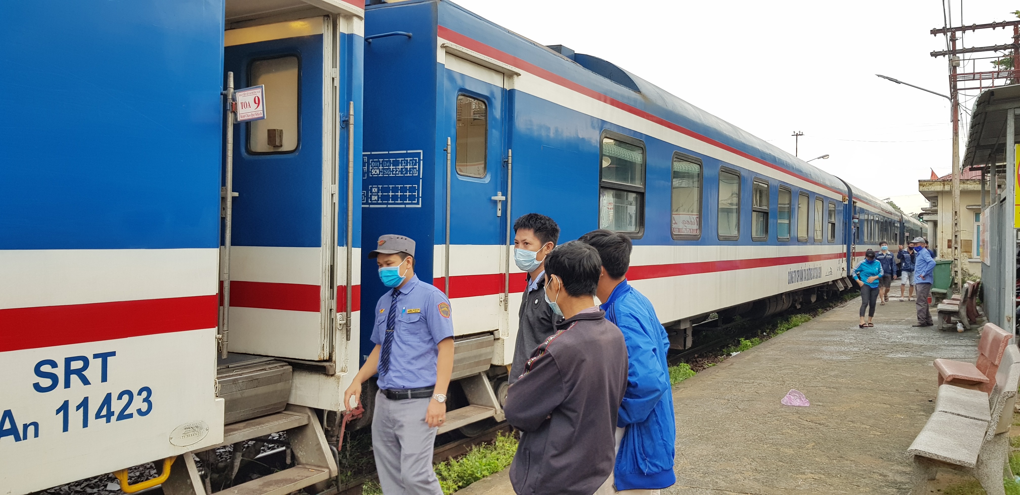 Tiêu dùng & Dư luận - Vé máy bay Tết cao, người dân “săn” vé tàu, xe về quê  (Hình 2).