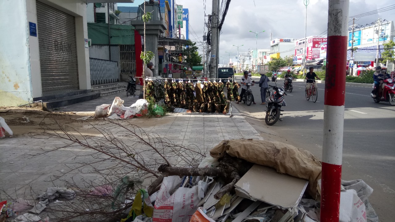 Xã hội - Cà Mau: Dẹp không xuể 'chợ' tự phát  (Hình 2).