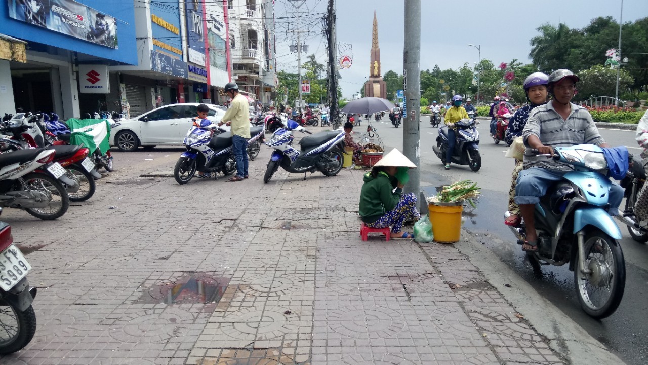 Xã hội - Cà Mau: Dẹp không xuể 'chợ' tự phát  (Hình 3).