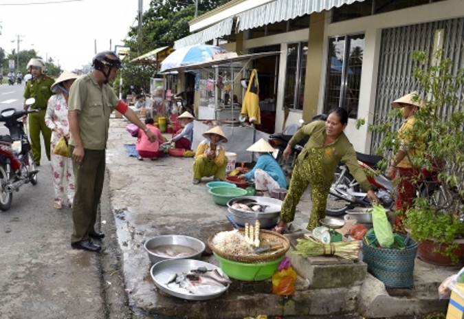 Xã hội - Cà Mau: Dẹp không xuể 'chợ' tự phát  (Hình 7).