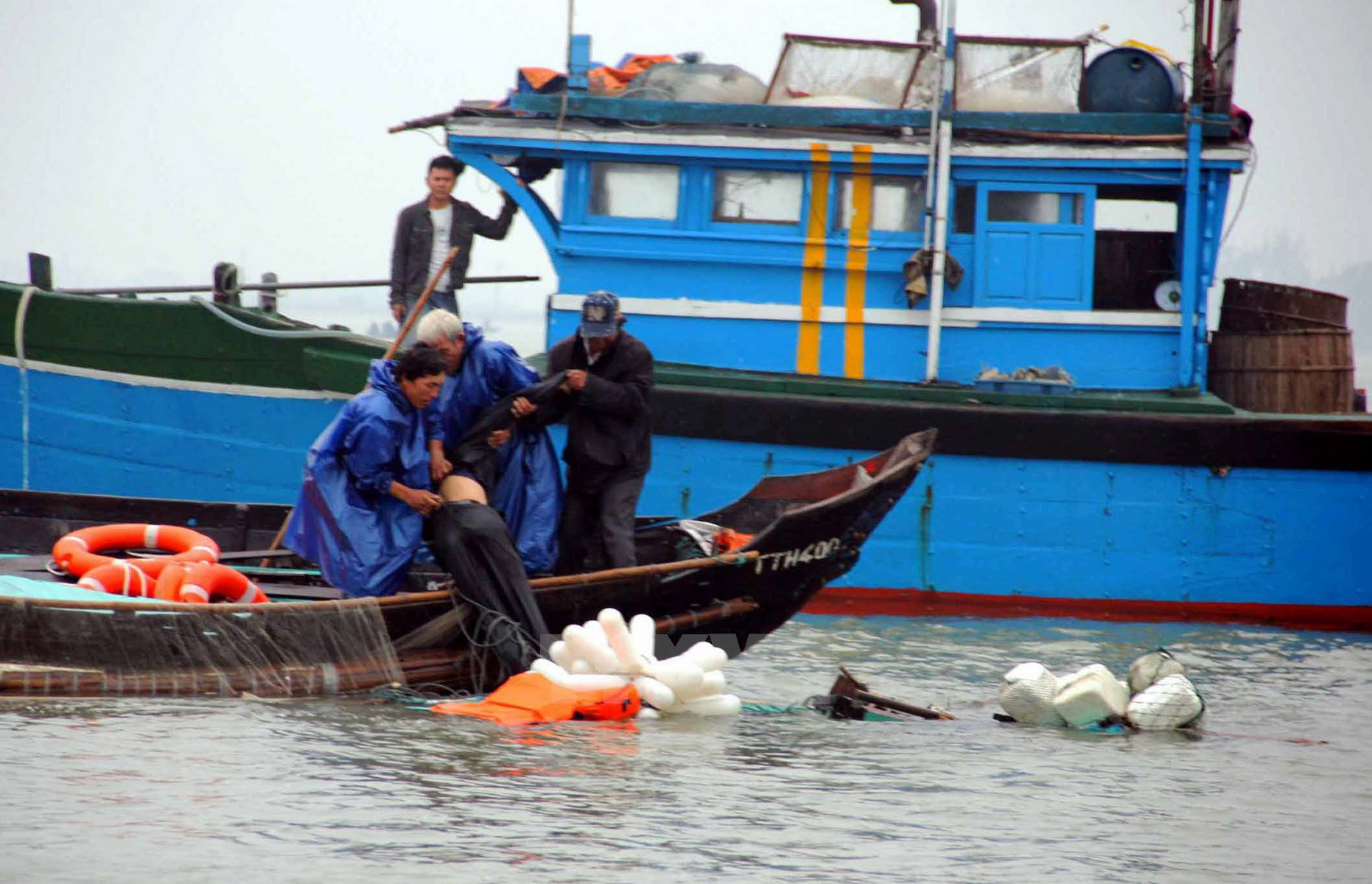 Xã hội - Cà Mau: Cứu hộ, đưa 7 thuyền viên bị chìm tàu vào bờ an toàn