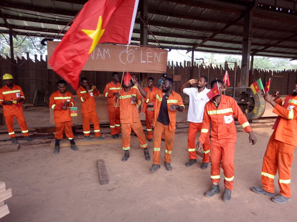 Xã hội - Cổ động viên Cameroon cổ vũ bóng đá U23 Việt Nam