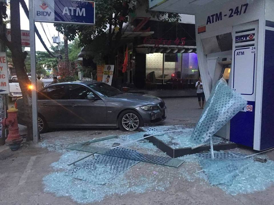 Lạc tay lái, ô tô đâm trụ ATM biến dạng