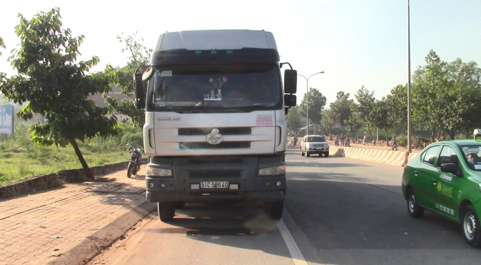 Tin nhanh - Tin tức giao thông ngày 8/11: Sà lan bất ngờ chìm trong đêm (Hình 2).