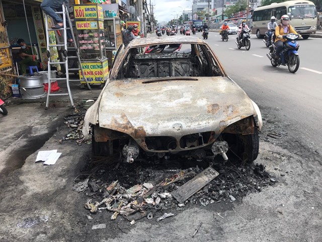 Tin nhanh - Xe BMW đang chạy bỗng dưng bốc cháy, tài xế bung cửa tháo chạy (Hình 2).