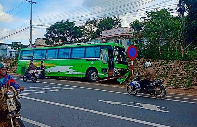 Tin nhanh - Có hay không chuyện tài xế bỏ xe chạy thoát thân khi xe khách mất lái ở BOT Liên Đầm