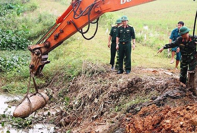 Tin nhanh - Hãi hùng bom khủng nặng 300kg nằm dưới kênh tiêu nước (Hình 2).