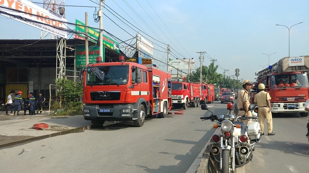 Tin nhanh - Tài xế liều mình cứu xe tải trong vụ cháy kho hàng ở TP.HCM (Hình 3).