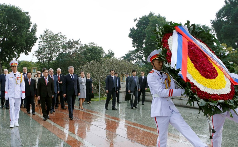 Chủ tịch Duma Quốc gia Liên bang Nga V.V.Volodin đến đặt vòng và vào Lăng viếng Chủ tịch Hồ Chí Minh (ảnh: Doãn Tấn/TTXVN).