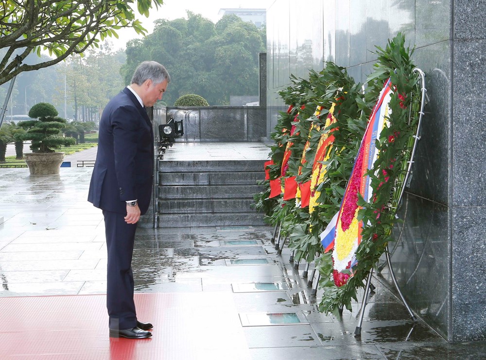 Chủ tịch Duma Quốc gia Liên bang Nga V.V.Volodin đến đặt vòng và vào Lăng viếng Chủ tịch Hồ Chí Minh (ảnh: Doãn Tấn/TTXVN).