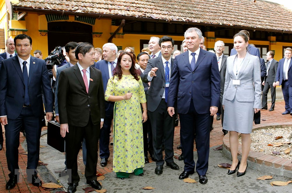 Chủ tịch Duma Quốc gia Liên bang Nga V.V.Volodin đi tham quan Khu di tích Chủ tịch Hồ Chí Minh tại Phủ Chủ tịch. (Ảnh: Doãn Tấn/TTXVN).