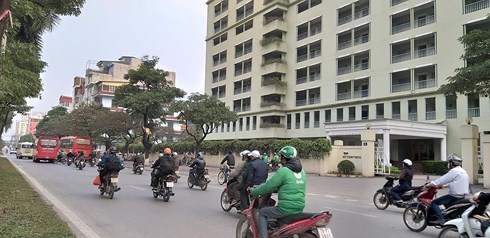 An ninh - Hình sự - Cha đẻ “ngáo đá” bế con gái lang thang giữa đường Hà Nội