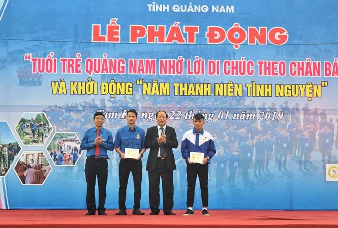 Tin nhanh - Quảng Nam: 4 thanh niên được trao tặng Huy hiệu Tuổi trẻ dũng cảm (Hình 2).