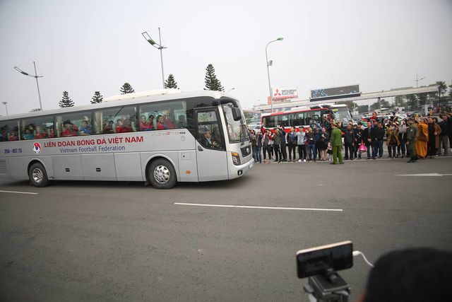 Thể thao - ĐT Việt Nam được vinh danh, nhận lì xì của Bộ trưởng VH,TT&DL ngay tại sân bay Nội Bài (Hình 13).