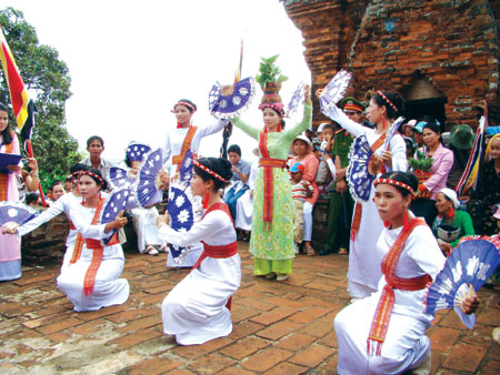 Tết của người Chăm được gọi bằng cái tên Păng-Chabư, thường diễn ra vào tháng 2, tháng 3 âm lịch. Vào những ngày này, đông đảo đồng bào Chăm từ khắp các tỉnh đổ về ba nơi hành lễ chính: đền Pô Nưgar, tháp Pô Rômê thuộc huyện Ninh Phước (Ninh Thuận) và tháp Pô Klông Garai thuộc thị xã Phan Rang - Tháp Chàm.
Sáng ngày đầu tiên của năm mới, các chức sắc Chăm cùng bà con xa gần tề tựu đầy đủ về ba nơi hành lễ, ai nấy đều diện quần áo mới chỉnh tề. Lễ cúng gồm hoa quả, bánh trái, cơm và rượu thịt. Các thầy Cả sư, phó Cả sư, thầy Bà xế, thầy Kè-ke vừa kéo đờn Kanhi (đờn mai rùa) vừa xướng văn tế lễ. Còn các bà Bóng đảm nhiệm việc dâng rượu và múa mừng.
Ngày mồng 2 Tết là ngày dành riêng cho các chức sắc ăn tết tại nhà. Từ ngày thứ ba đến hết ngày thứ 7 hay thứ 9, đến lượt các gia đình tổ chức ăn tết từ nhà này sang nhà khác. Mỗi gia đình chỉ được phép lựa chọn một ngày duy nhất trong khoảng thời gian qui định.
