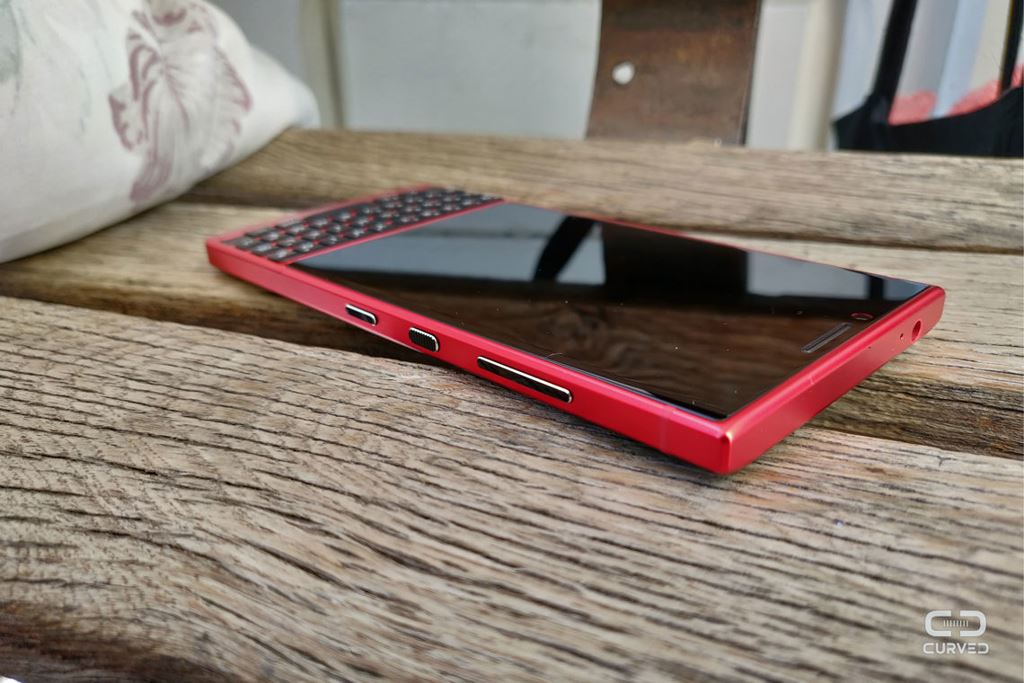 Sản phẩm - BlackBerry “khoe nhẹ” mẫu KEY2 Red Edition (Hình 2).